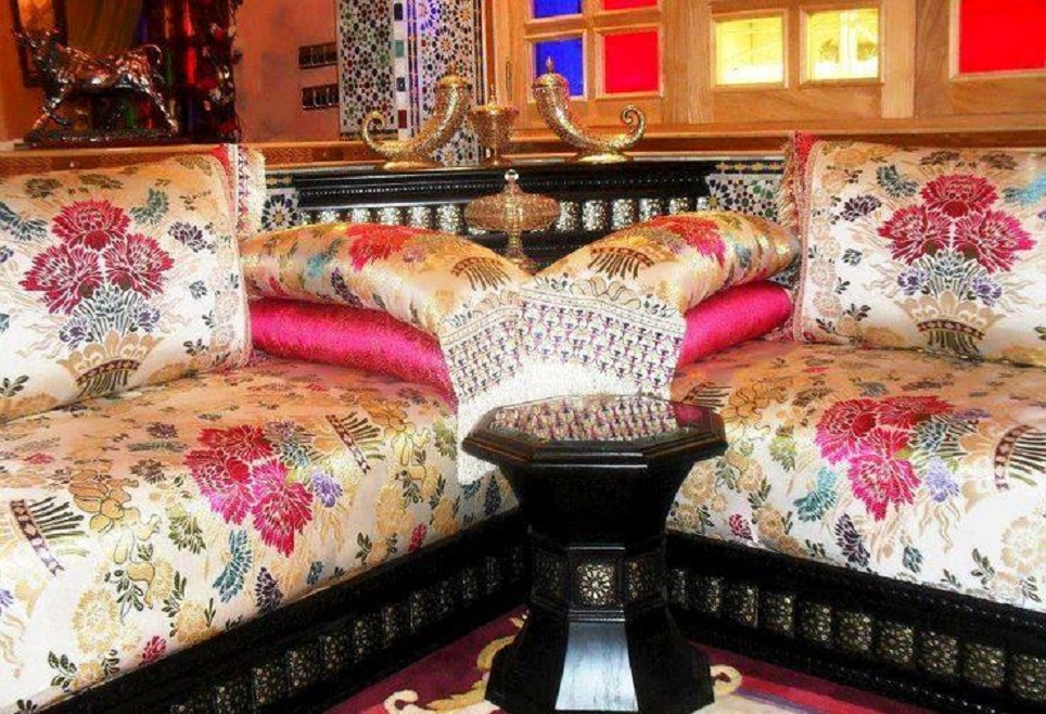 Design coussins salon marocain traditionnel