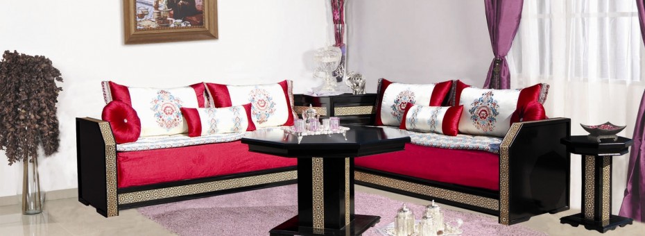 Salon marocain avec banquettes & meuble en bois