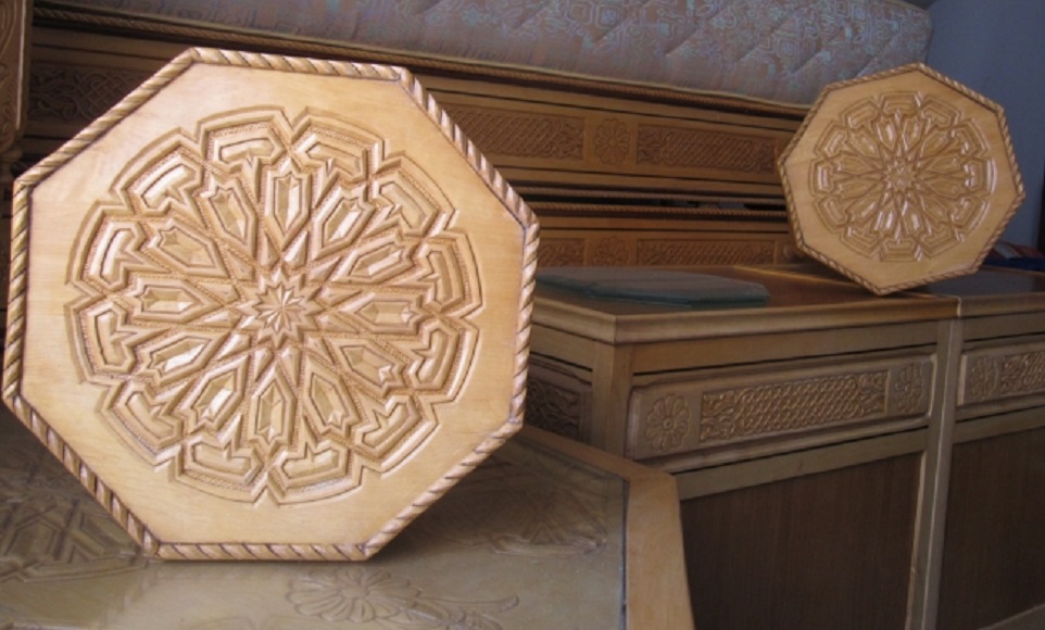 Banquettes en bois sur mesure pour salon marocain