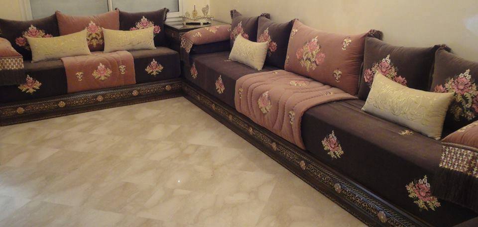 Salon marocain avec meubles confortables
