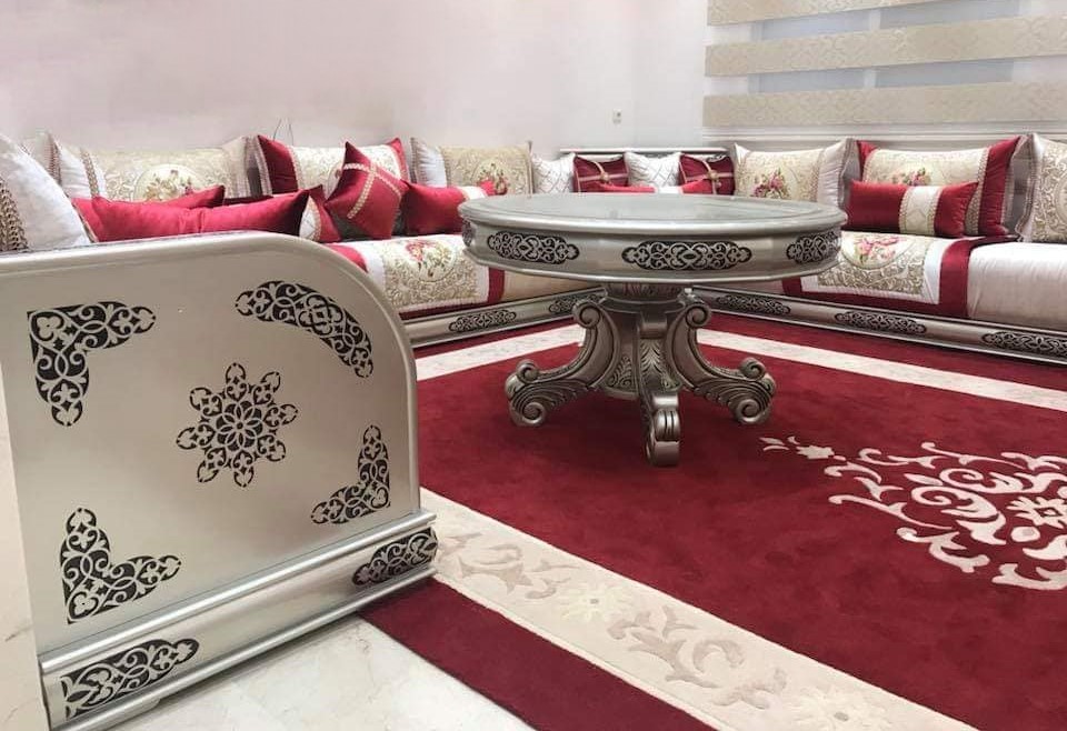 Tapis rouge pour salon marocain moderne